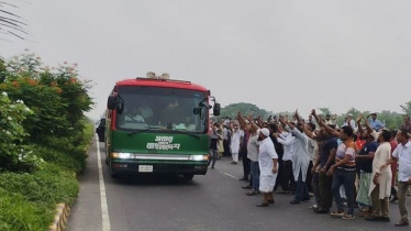 বরিশাল যাওয়ার পথে প্রধানমন্ত্রীর বহরে ইটের টুকরা নিক্ষেপ