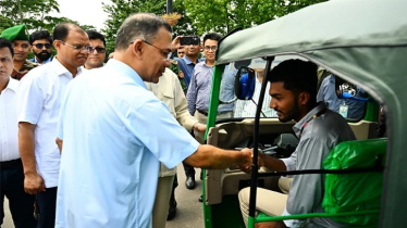 জুলাই যোদ্ধাসহ ৩ জনকে রিকশা উপহার প্রধানমন্ত্রীর