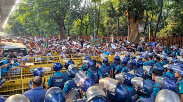 শিক্ষকদের ‘ভুখা মিছিল’ আটকে দিল পুলিশ