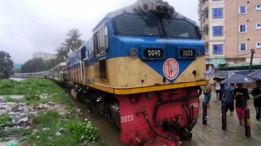 লাইন তলিয়ে যাওয়ায় কক্সবাজার রুটে ট্রেন চলাচল বন্ধ