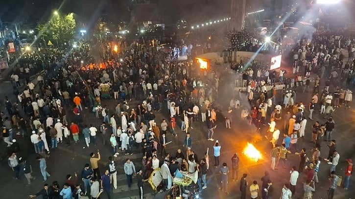 মোবাইল ফোন ব্যবসায়ীদের সড়ক অবরোধ