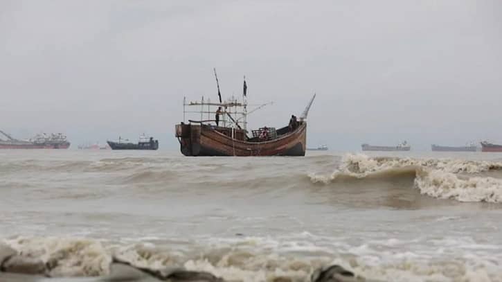 নিম্নচাপে উত্তাল বঙ্গোপসাগর, পায়রায় সতর্ক সংকেত নিম্নচাপে উত্তাল বঙ্গোপসাগর, পায়রায় সতর্ক সংকেত