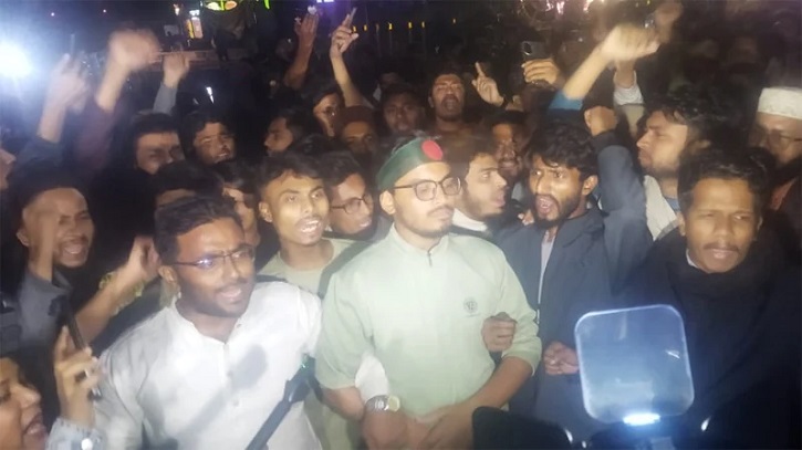 ‘তুমি কে আমি কে, হাদি হাদি’ স্লোগান দিয়ে শাহবাগ অবরোধ