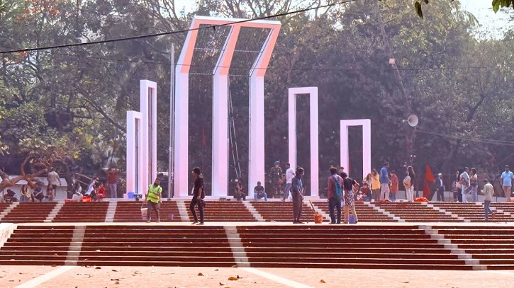 রং-তুলির আঁচড়ে শেষ প্রস্তুতিতে কেন্দ্রীয় শহীদ মিনার প্রাঙ্গণ