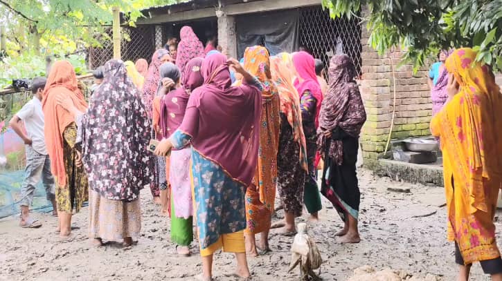 শার্শায় এক বাড়ি থেকে তিনজনের লাশ উদ্ধার করেছে পুলিশ