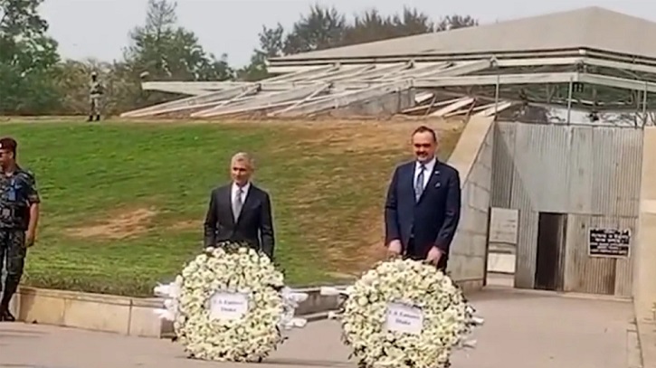 ঢাকায় জিয়াউর রহমান ও খালেদা জিয়ার কবরে পল কাপুরের শ্রদ্ধা