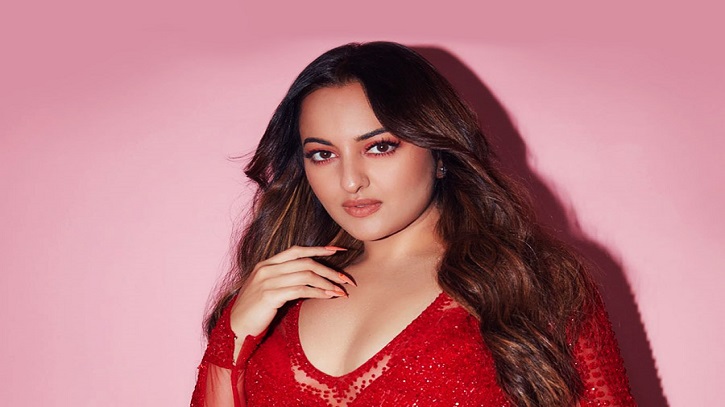 মুকেশ খান্নাকে হুঁশিয়ারি দিলেন সোনাক্ষী সিনহা মুকেশ খান্নাকে হুঁশিয়ারি দিলেন সোনাক্ষী সিনহা