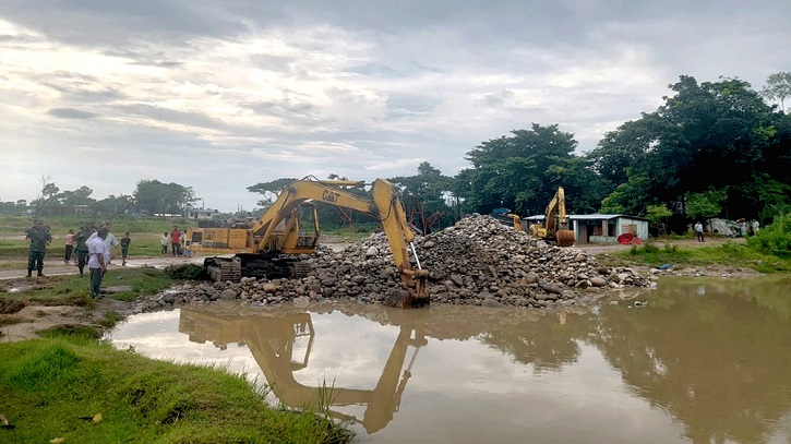 এবার লুটের পাথরের সন্ধান মিলল পুকুরে এবার লুটের পাথরের সন্ধান মিলল পুকুরে