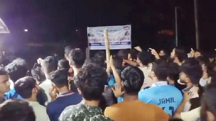 ছাত্রদলের সঙ্গে ব্যানার ছেঁড়া নিয়ে রণক্ষেত্রে পরিণত সিলেট কৃষি বিশ্ববিদ্যালয় ছাত্রদলের সঙ্গে ব্যানার ছেঁড়া নিয়ে রণক্ষেত্রে পরিণত সিলেট কৃষি বিশ্ববিদ্যালয়