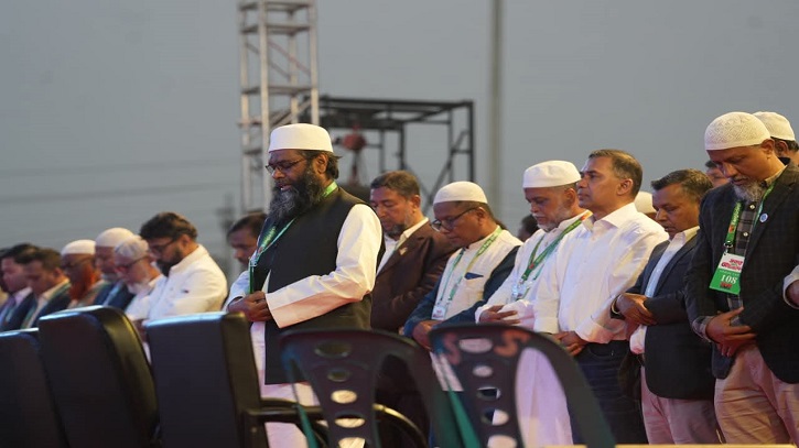 সমাবেশ মঞ্চেই নামাজ আদায় করলেন তারেক রহমান