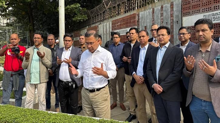 আরাফাত রহমান কোকোর কবর জিয়ারত করলেন তারেক রহমান