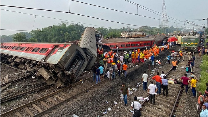 ভারতে ট্রেন দুর্ঘটনা: রক্ত দিতে হাসপাতালে দীর্ঘ লাইন ভারতে ট্রেন দুর্ঘটনা: রক্ত দিতে হাসপাতালে দীর্ঘ লাইন