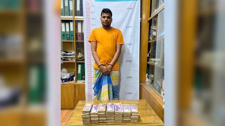 মাটির নিচে পুঁতেও শেষ রক্ষা হয়নি চুরির ৫২ লাখ টাকা মাটির নিচে পুঁতেও শেষ রক্ষা হয়নি চুরির ৫২ লাখ টাকা