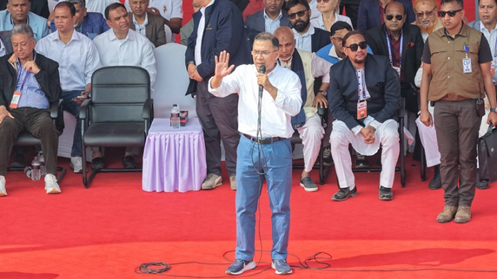 চট্টগ্রামে নির্বাচনী জনসভা মঞ্চে তারেক রহমান, নেতাকর্মীদের ঢল