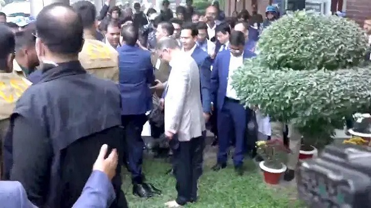 জুতা খুলে দেশের মাটি স্পর্শ করলেন তারেক রহমান