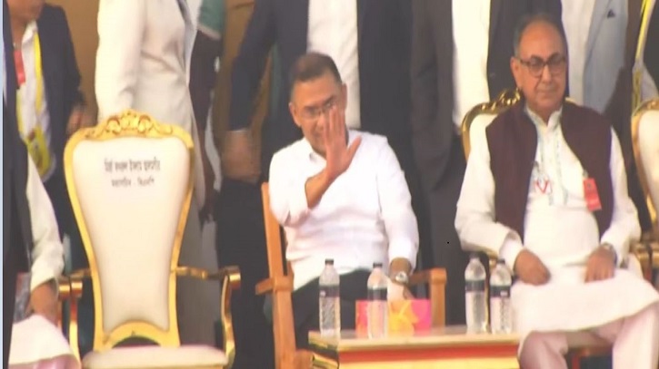 সংবর্ধনা মঞ্চে আলিশান চেয়ার সরিয়ে প্লাস্টিকের চেয়ারে বসলেন তারেক রহমান
