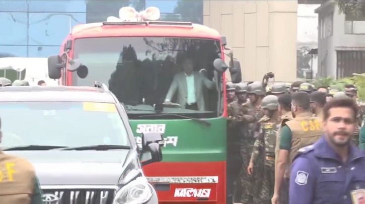 বিমানবন্দর থেকে ৩০০ ফিটের সংবর্ধনা মঞ্চের পথে তারেক রহমান