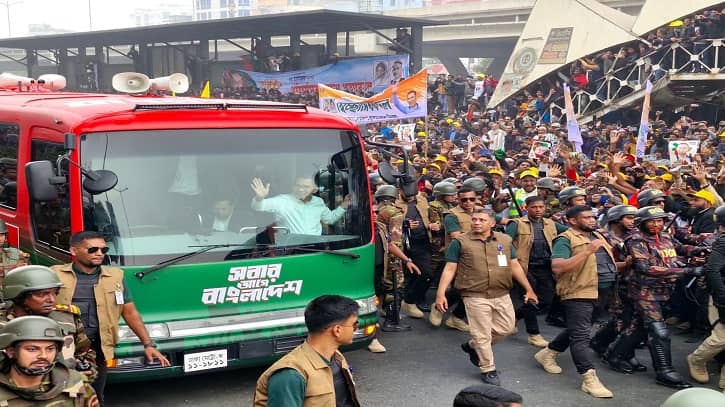 পথের দু’ধারে জনস্রোত, হাত নেড়ে অভিবাদন জানাচ্ছেন তারেক রহমান