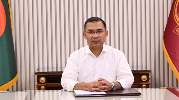 বিমানবন্দরে আটকে পড়া যাত্রীদের খোঁজ নিলেন প্রধানমন্ত্রী তারেক রহমান