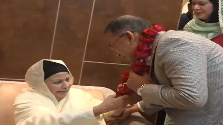 তারেক রহমানকে ফুলের মালা দিয়ে বরণ