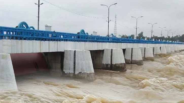 তিস্তা ব্যারেজের ৪৪ গেট খুলে দেওয়ায় আতঙ্কিত চরাঞ্চলের মানুষ তিস্তা ব্যারেজের ৪৪ গেট খুলে দেওয়ায় আতঙ্কিত চরাঞ্চলের মানুষ