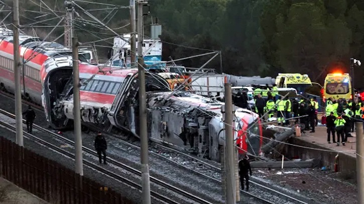 ২ দ্রুতগতিসম্পন্ন ট্রেনের সংঘর্ষে প্রাণহানি বেড়ে ৩৯