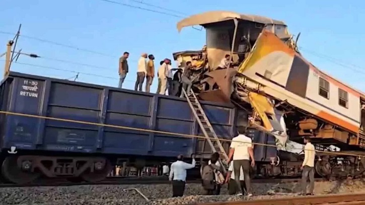 ভারতে যাত্রীবাহী ট্রেনের সঙ্গে মালবাহী ট্রেনের সংঘর্ষ, নিহত ১০