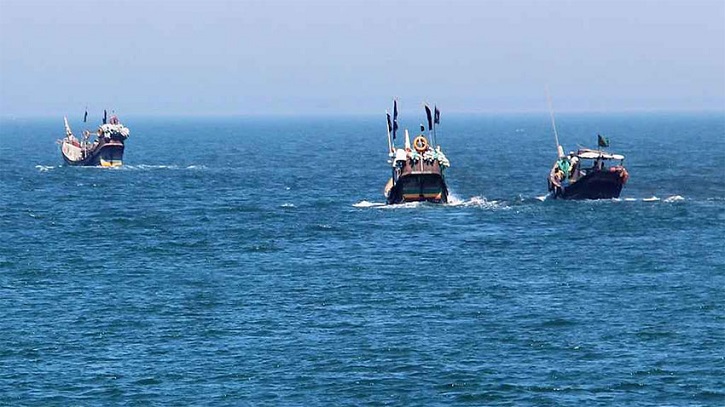 দুটি ট্রলারসহ ১২ জেলেকে ধরে নিয়ে গেছে আরাকান আর্মি