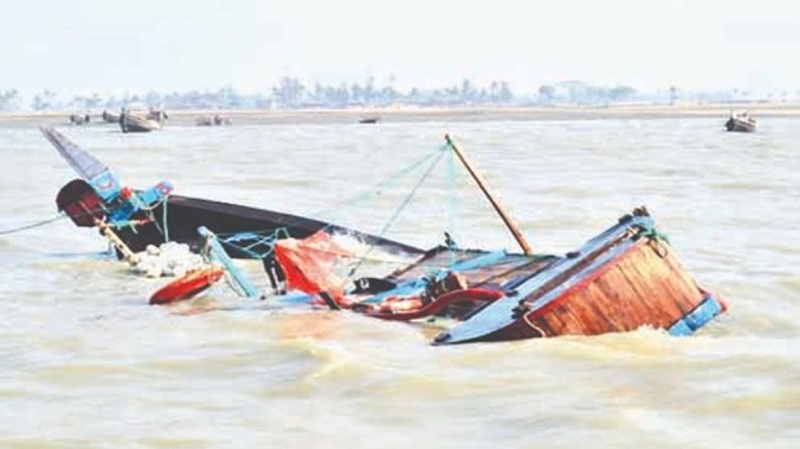 বঙ্গপোসাগরে ট্রলারডুবি: কুয়াকাটা সৈকতে ভেসে এলো আরও এক মরদেহ বঙ্গপোসাগরে ট্রলারডুবি: কুয়াকাটা সৈকতে ভেসে এলো আরও এক মরদেহ
