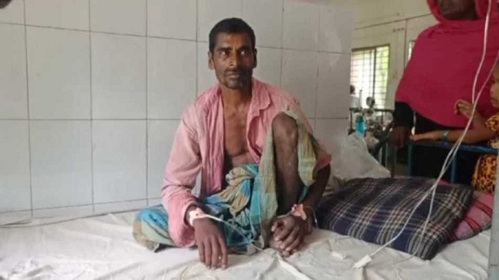 চরে বাদাম তুলতে গিয়ে রাসেলস ভাইপারে দংশন, সাপ নিয়ে হাসপাতালে কৃষক চরে বাদাম তুলতে গিয়ে রাসেলস ভাইপারে দংশন, সাপ নিয়ে হাসপাতালে কৃষক