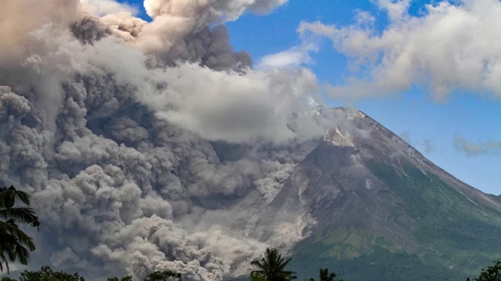 আগ্নেয়গিরির অগ্ন্যুৎপাতে ইন্দোনেশিয়ায় শত শত মানুষ আশ্রয়কেন্দ্রে 