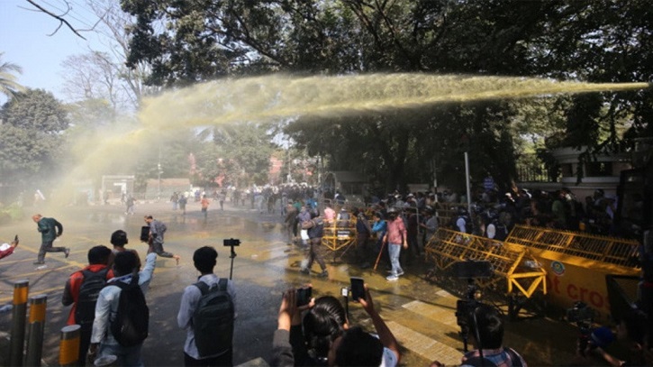 সরকারি কর্মচারীদের ছত্রভঙ্গ করতে ছোড়া হলো জলকামান-সাউন্ড গ্রেনেড