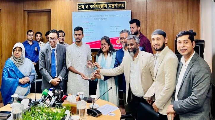 শ্রমিক কল্যাণ তহবিলে ২৪.৪৪ কোটি টাকা দিলো গ্রামীণফোন শ্রমিক কল্যাণ তহবিলে ২৪.৪৪ কোটি টাকা দিলো গ্রামীণফোন