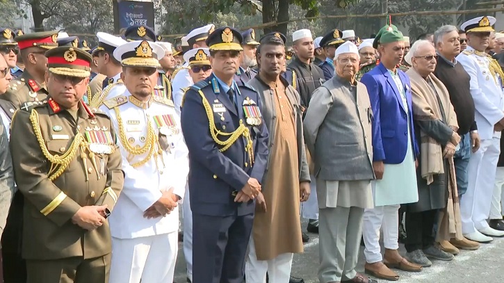 খালেদা জিয়ার জানাজার কাতারে দাঁড়ালেন প্রধান উপদেষ্টা