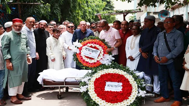 বাবার পাশে চিরনিদ্রায় শায়িত হলেন গ্র্যান্ডমাস্টার জিয়া বাবার পাশে চিরনিদ্রায় শায়িত হলেন গ্র্যান্ডমাস্টার জিয়া