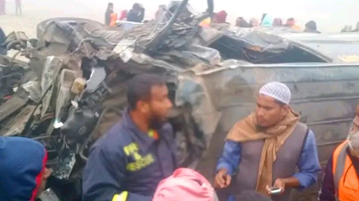 মাইক্রোবাস, ডাম্প ট্রাক ও পিকআপের ত্রিমুখী সংঘর্ষ, নিহত ৪ মাইক্রোবাস, ডাম্প ট্রাক ও পিকআপের ত্রিমুখী সংঘর্ষ, নিহত ৪