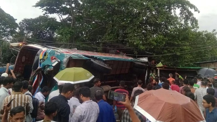 ফেনী-নোয়াখালী সড়কে বাস উল্টে নিহত ৩, গুরুতর আহত আরো ৮ জন 