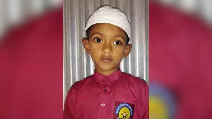 মায়ের হাত ছেড়ে দৌড় দিতেই মাইক্রোবাসের চাপায় প্রাণ গেল শিশুর