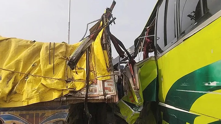 আড়িয়াল খাঁ সেতুতে বাস-ট্রাক সংঘর্ষে নিহত ৩