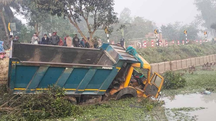 ভ্যানে ডাম্প ট্রাকের ধাক্কা, প্রাণ গেল ৫ জনের