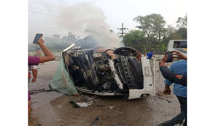 বগুড়ায় মাইক্রোবাস নিয়ন্ত্রণ হারিয়ে নিহত ৩