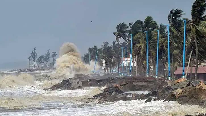 লঘুচাপে উত্তাল সাগর, সতর্কতা জারি লঘুচাপে উত্তাল সাগর, সতর্কতা জারি