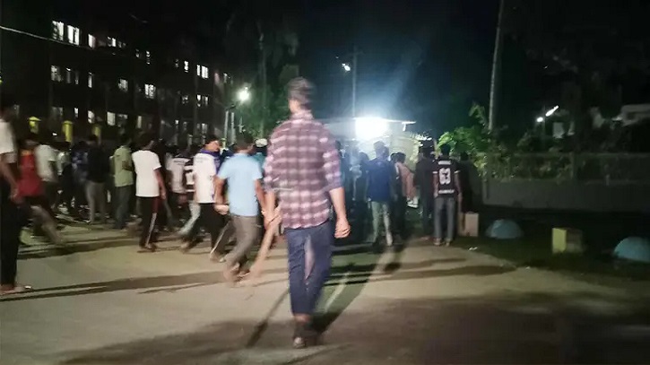 বাকৃবিতে আন্দোলনরত শিক্ষার্থীদের ওপর বহিরাগতদের হামলা বাকৃবিতে আন্দোলনরত শিক্ষার্থীদের ওপর বহিরাগতদের হামলা