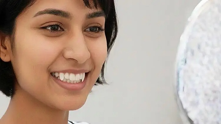 যে কারণে `ভ্যাম্পায়ার` দাঁতে আগ্রহ বাড়ছে তরুণীদের