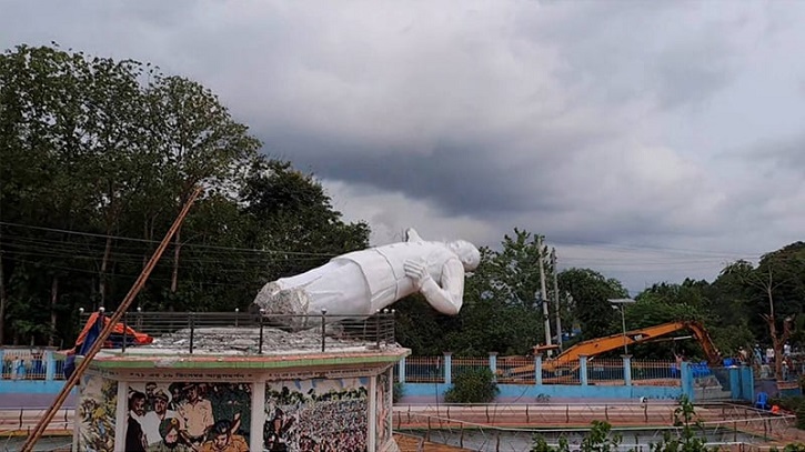 সম্পূর্ণ রূপে ভাঙা হলো বঙ্গবন্ধুর ভাস্কর্য সম্পূর্ণ রূপে ভাঙা হলো বঙ্গবন্ধুর ভাস্কর্য