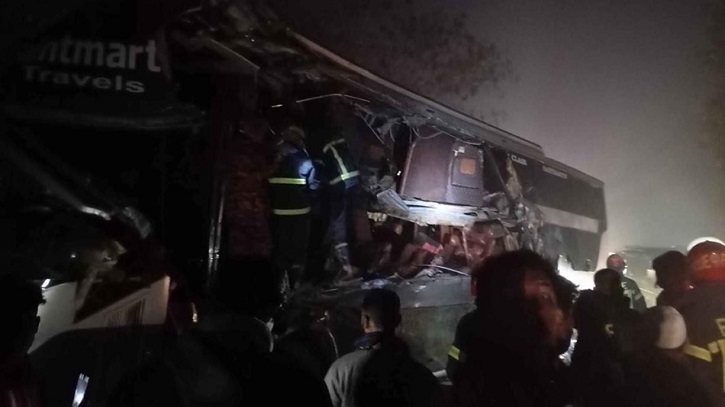  দাঁড়িয়ে থাকা ট্রাকে ধাক্কা দেয় যাত্রীবাহী বাস, নিহত ৩