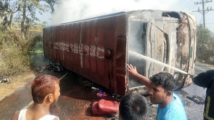 বাস–সিএনজি–মোটরসাইকেল সংঘর্ষে বাসে আগুন, ঘটনাস্থলেই নিহত ৪