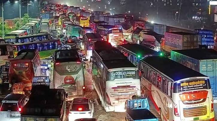 দুই বাসের চাপায় প্রাণ গেল ব‍্যাংক কর্মচারীর