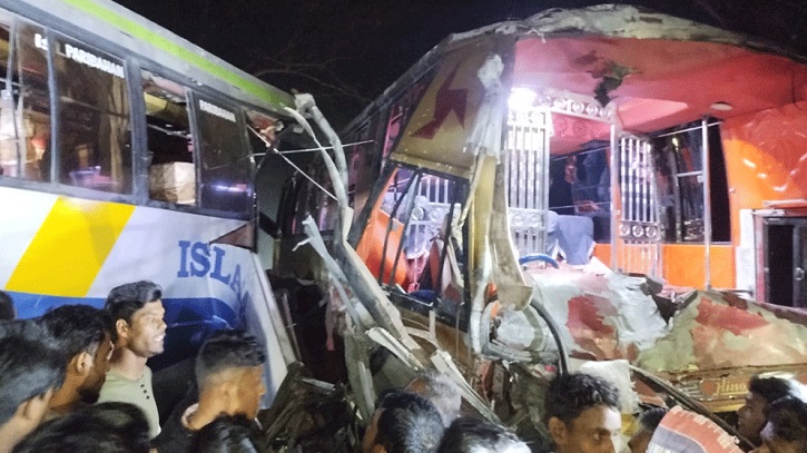 রাতে দুই বাসের সংঘর্ষে নিহত ১, আহত ১২