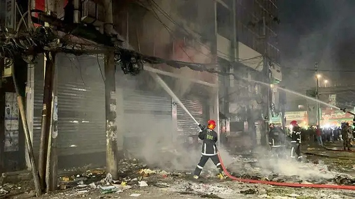 প্রথম আলোর অফিসে আগুন নেভাতে গিয়ে দুই ফায়ার কর্মী বিদ্যুৎস্পৃষ্ট